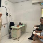 Seorang pengajar sedang memberikan pelatihan bahasa Jepang kepada dua staf perusahaan dalam kelas khusus persiapan rotasi ke Jepang.