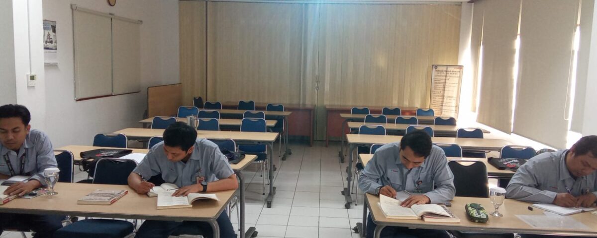 Beberapa peserta dari sektor industri sedang fokus mengikuti pelatihan bahasa Jepang di ruang kelas sebagai bagian dari program ICT.