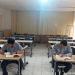 Beberapa peserta dari sektor industri sedang fokus mengikuti pelatihan bahasa Jepang di ruang kelas sebagai bagian dari program ICT.