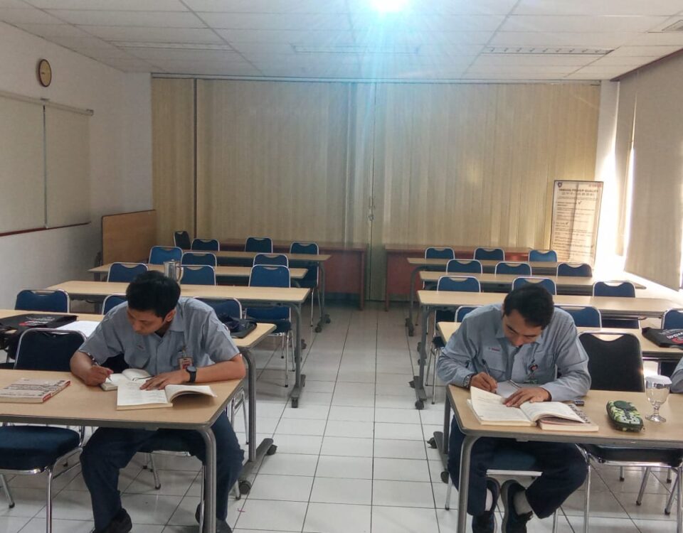 Beberapa peserta dari sektor industri sedang fokus mengikuti pelatihan bahasa Jepang di ruang kelas sebagai bagian dari program ICT.