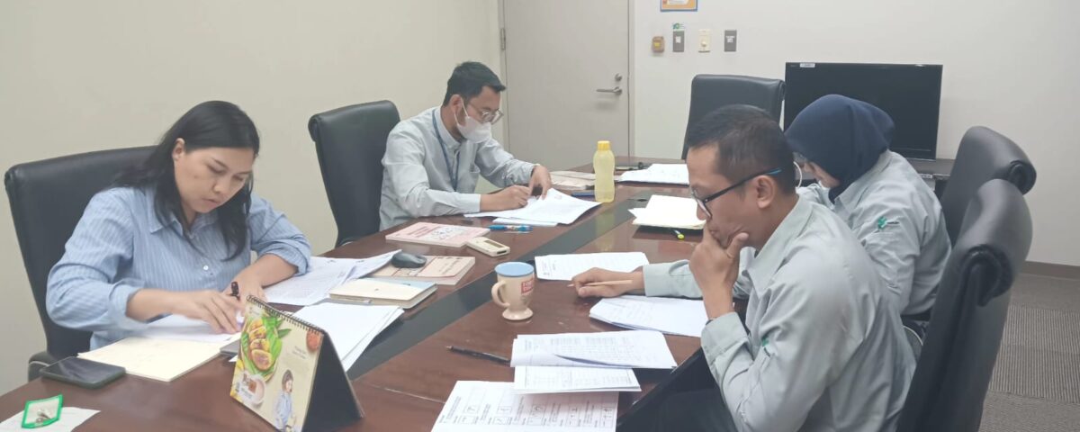 Beberapa karyawan industri sedang mengikuti sesi pelatihan bahasa Jepang secara serius di ruang rapat sebagai persiapan menjelang tugas ke Jepang.