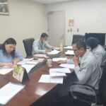 Beberapa karyawan industri sedang mengikuti sesi pelatihan bahasa Jepang secara serius di ruang rapat sebagai persiapan menjelang tugas ke Jepang.