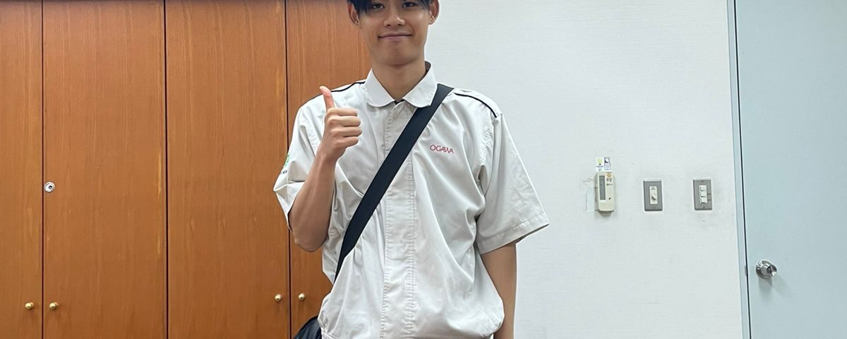 Seorang staf perusahaan berpose setelah menyelesaikan pelatihan bahasa Jepang sebagai bagian dari program pengembangan SDM untuk penempatan ke Jepang.