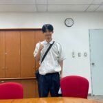 Seorang staf perusahaan berpose setelah menyelesaikan pelatihan bahasa Jepang sebagai bagian dari program pengembangan SDM untuk penempatan ke Jepang.
