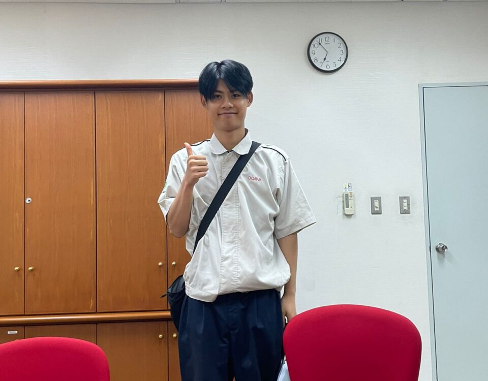 Seorang staf perusahaan berpose setelah menyelesaikan pelatihan bahasa Jepang sebagai bagian dari program pengembangan SDM untuk penempatan ke Jepang.