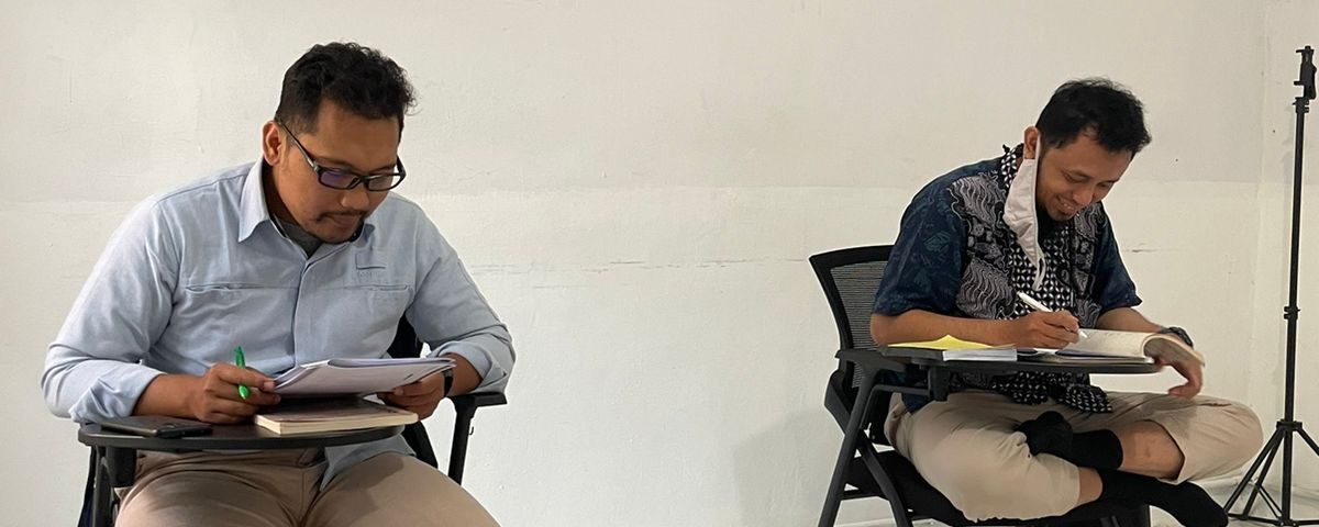 Dua peserta pelatihan bahasa Jepang fokus belajar di kelas Tensai Indonesia sebagai bagian dari kursus wajib sebelum penugasan ke Jepang.