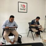 Dua peserta pelatihan bahasa Jepang fokus belajar di kelas Tensai Indonesia sebagai bagian dari kursus wajib sebelum penugasan ke Jepang.
