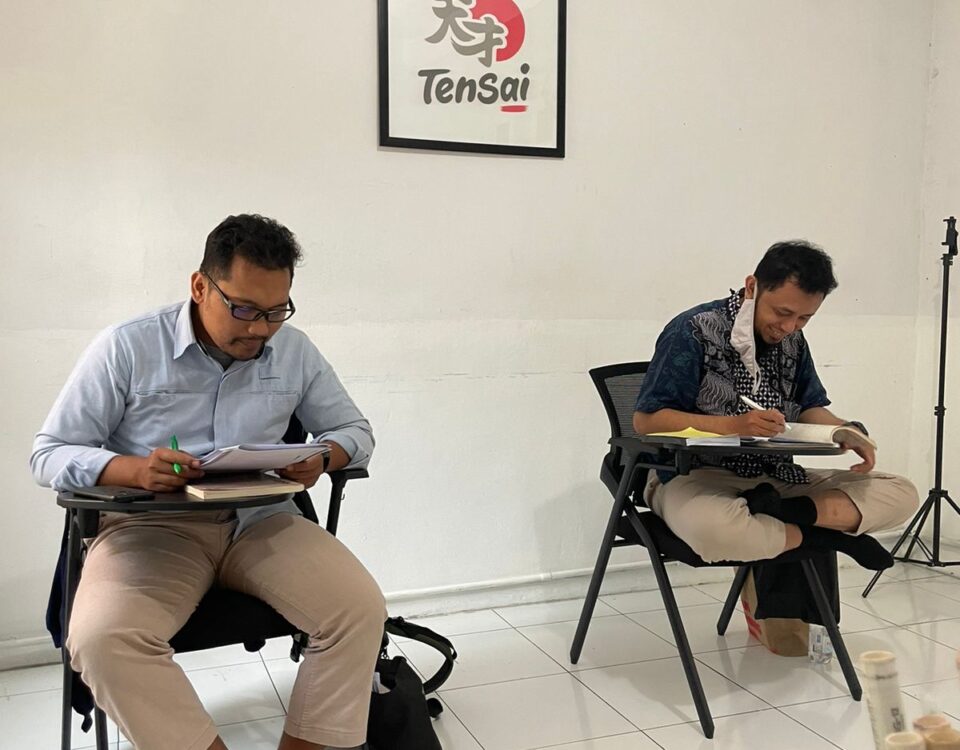 Dua peserta pelatihan bahasa Jepang fokus belajar di kelas Tensai Indonesia sebagai bagian dari kursus wajib sebelum penugasan ke Jepang.