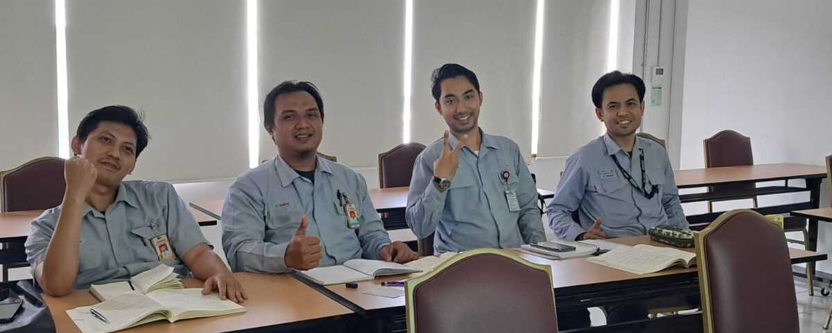 Empat peserta pelatihan dari sektor industri mengikuti kelas bahasa Jepang sebagai bagian dari persiapan training kerja di Jepang.