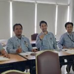 Empat peserta pelatihan dari sektor industri mengikuti kelas bahasa Jepang sebagai bagian dari persiapan training kerja di Jepang.