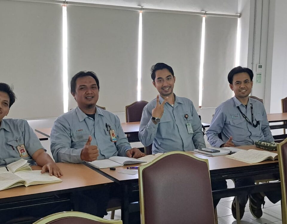 Empat peserta pelatihan dari sektor industri mengikuti kelas bahasa Jepang sebagai bagian dari persiapan training kerja di Jepang.