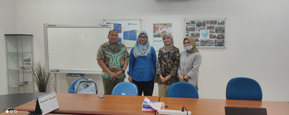 Empat peserta pelatihan dari kalangan profesional berfoto bersama di ruang kelas setelah sesi program bahasa Jepang intensif sebelum penempatan luar negeri.