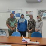 Empat peserta pelatihan dari kalangan profesional berfoto bersama di ruang kelas setelah sesi program bahasa Jepang intensif sebelum penempatan luar negeri.