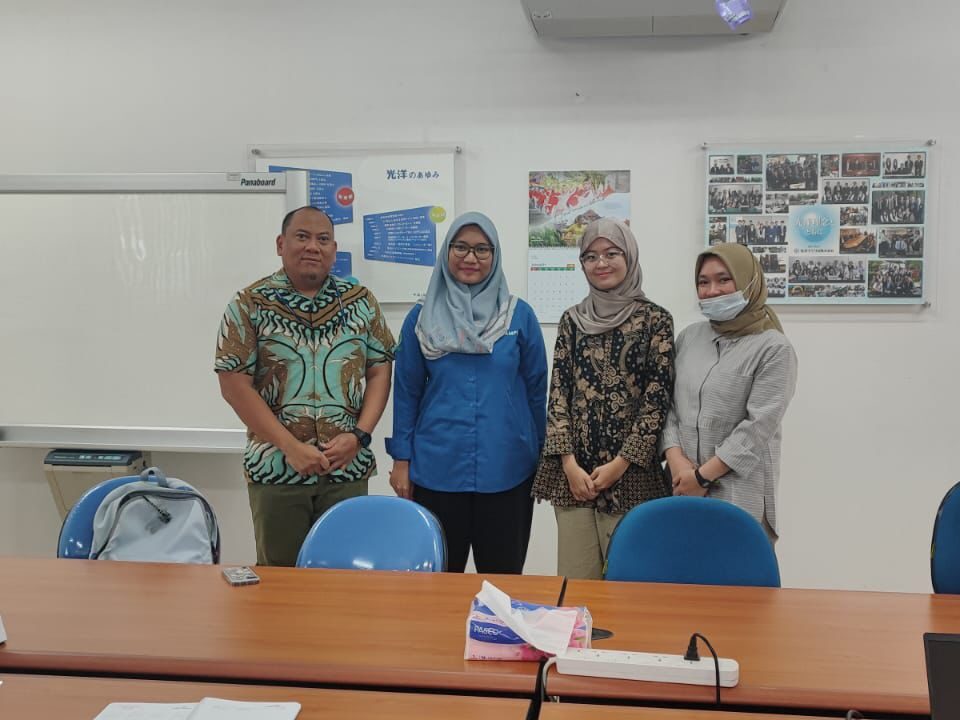 Empat peserta pelatihan dari kalangan profesional berfoto bersama di ruang kelas setelah sesi program bahasa Jepang intensif sebelum penempatan luar negeri.