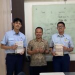 Dua peserta pelatihan berfoto bersama instruktur setelah menyelesaikan sesi belajar bahasa Jepang dalam program persiapan training di perusahaan induk Jepang.