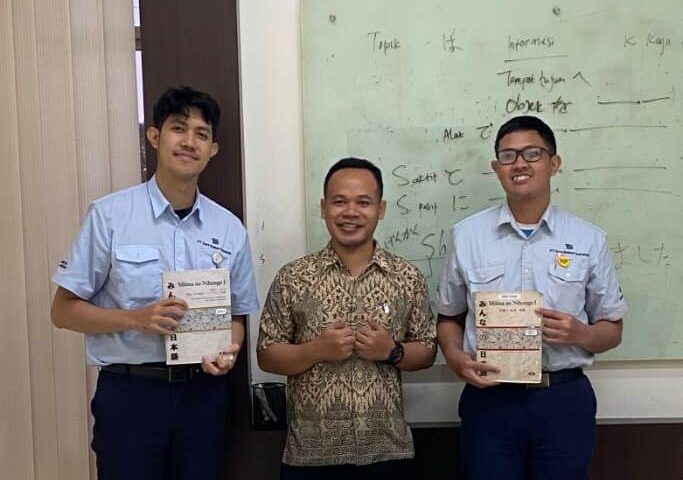 Dua peserta pelatihan berfoto bersama instruktur setelah menyelesaikan sesi belajar bahasa Jepang dalam program persiapan training di perusahaan induk Jepang.