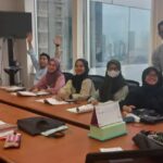 Peserta pelatihan dari berbagai latar belakang profesional mengikuti kelas bahasa Jepang bersama Tensai Indonesia di ruang pelatihan gedung perkantoran.