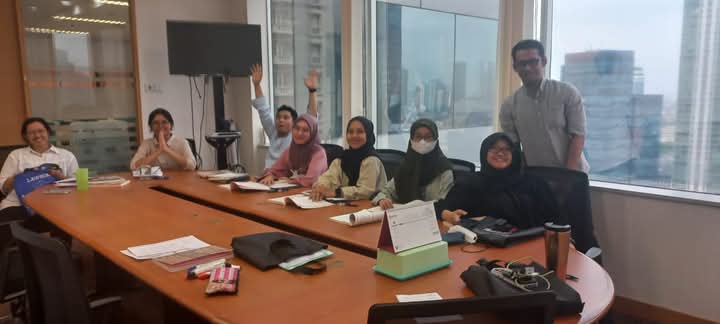 Peserta pelatihan dari berbagai latar belakang profesional mengikuti kelas bahasa Jepang bersama Tensai Indonesia di ruang pelatihan gedung perkantoran.