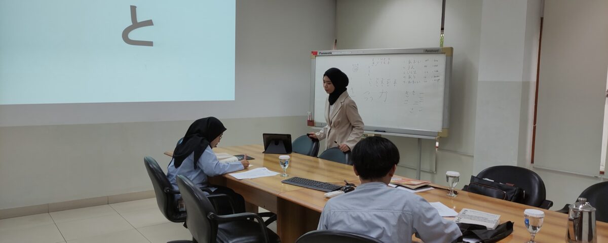 Seorang pengajar sedang memberikan pelatihan bahasa Jepang kepada dua karyawan industri dalam kelas khusus persiapan rotasi global ke Jepang.