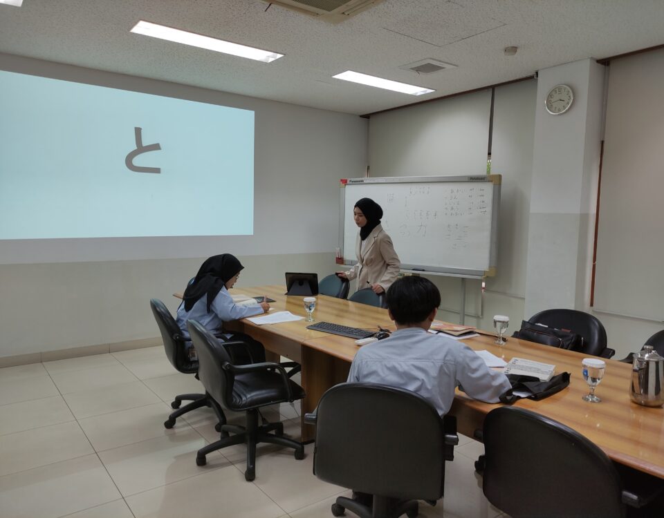 Seorang pengajar sedang memberikan pelatihan bahasa Jepang kepada dua karyawan industri dalam kelas khusus persiapan rotasi global ke Jepang.