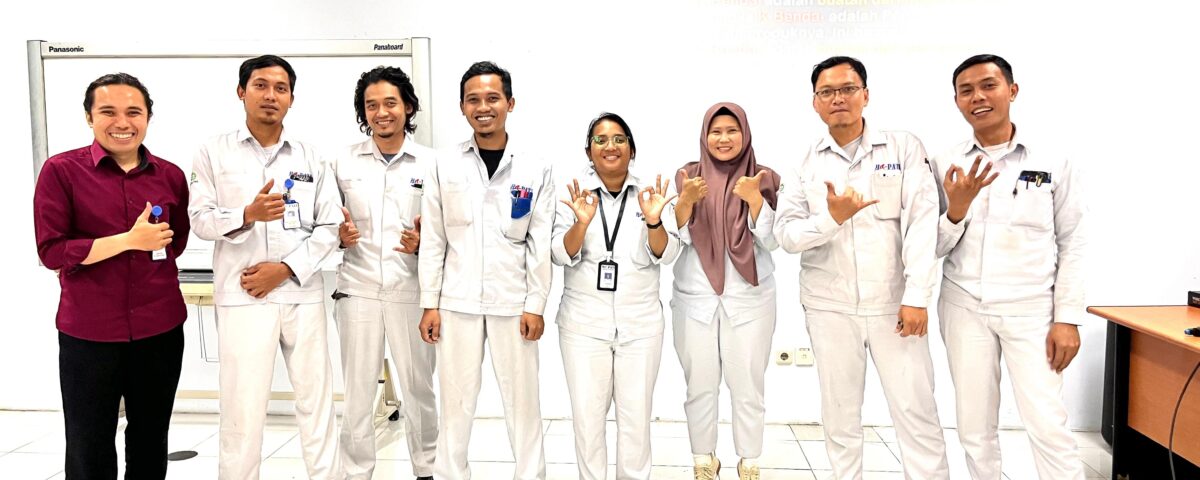 Instruktur dan peserta pelatihan berpose bersama setelah sesi pelatihan bahasa Jepang sebagai persiapan penempatan kerja ke Jepang melalui program ICT.
