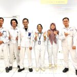 Instruktur dan peserta pelatihan berpose bersama setelah sesi pelatihan bahasa Jepang sebagai persiapan penempatan kerja ke Jepang melalui program ICT.