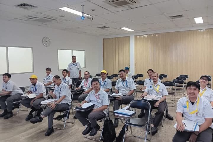 Peserta dari kalangan industri mengikuti pelatihan bahasa Jepang sebagai bagian dari program ICT perusahaan di ruang kelas yang disiapkan khusus.