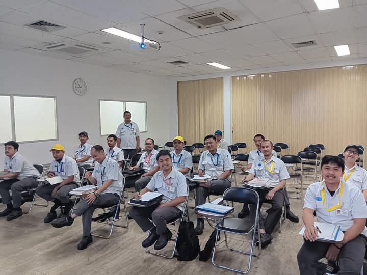Peserta dari kalangan industri mengikuti pelatihan bahasa Jepang sebagai bagian dari program ICT perusahaan di ruang kelas yang disiapkan khusus.