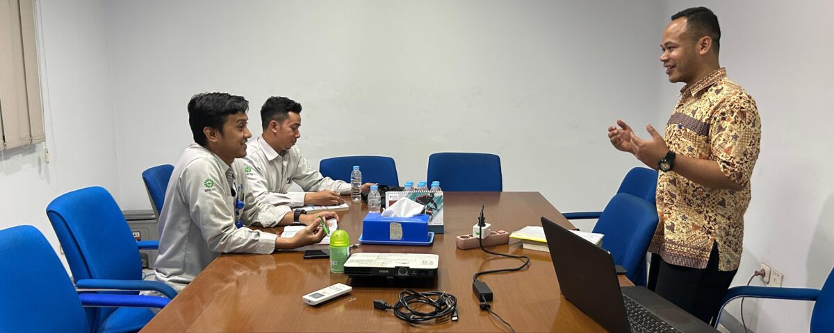 Seorang instruktur dari Tensai Indonesia sedang memberikan pelatihan bahasa Jepang kepada dua karyawan industri dalam sesi persiapan training di Jepang.