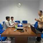 Seorang instruktur dari Tensai Indonesia sedang memberikan pelatihan bahasa Jepang kepada dua karyawan industri dalam sesi persiapan training di Jepang.