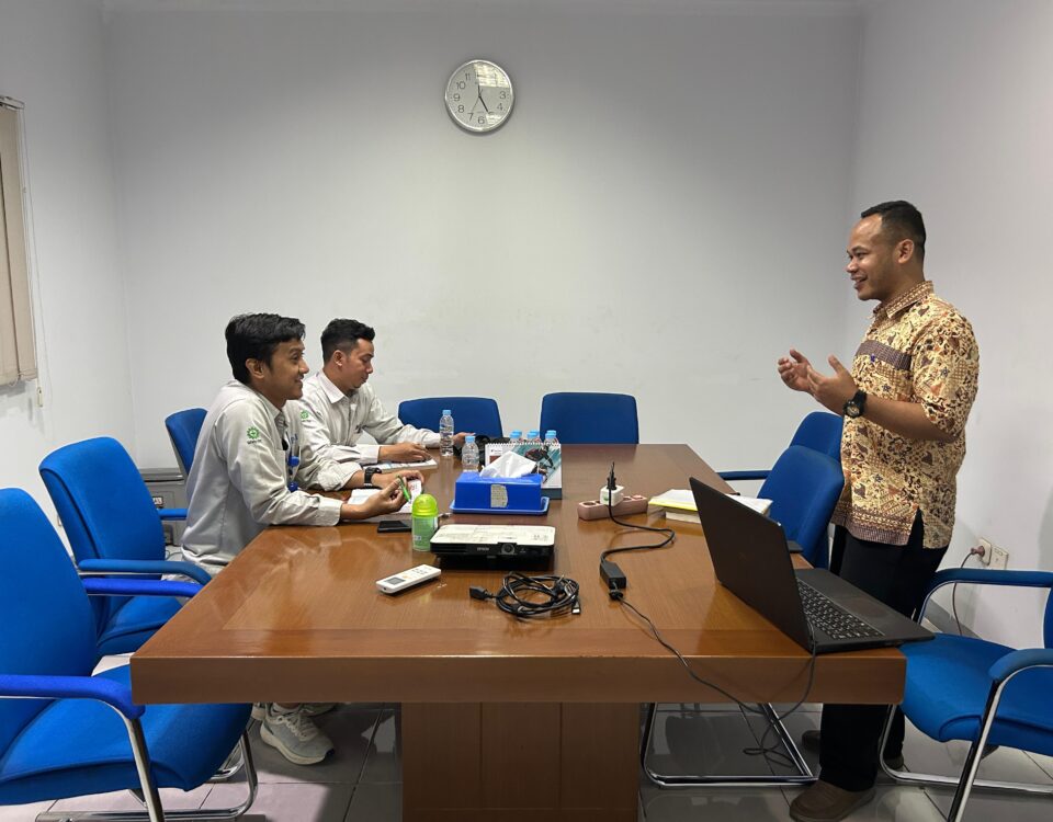 Seorang instruktur dari Tensai Indonesia sedang memberikan pelatihan bahasa Jepang kepada dua karyawan industri dalam sesi persiapan training di Jepang.