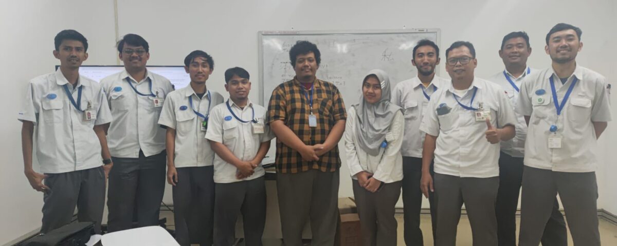 Peserta pelatihan bahasa Jepang berfoto bersama dengan pengajar setelah mengikuti sesi training persiapan kerja di Jepang dalam program industri ICT.