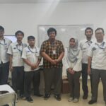 Peserta pelatihan bahasa Jepang berfoto bersama dengan pengajar setelah mengikuti sesi training persiapan kerja di Jepang dalam program industri ICT.
