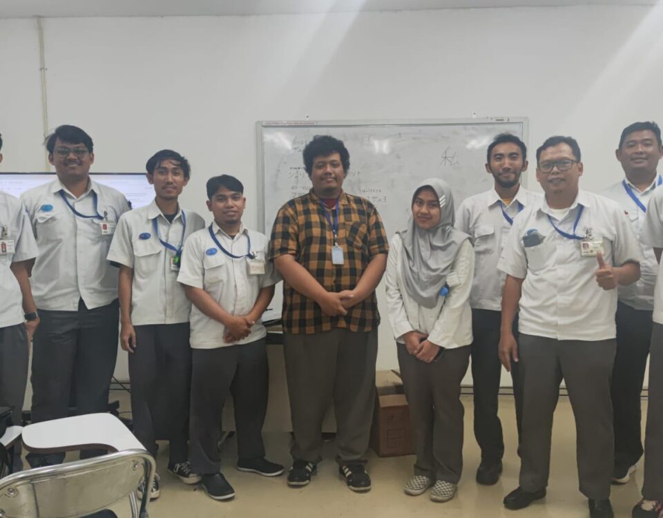 Peserta pelatihan bahasa Jepang berfoto bersama dengan pengajar setelah mengikuti sesi training persiapan kerja di Jepang dalam program industri ICT.