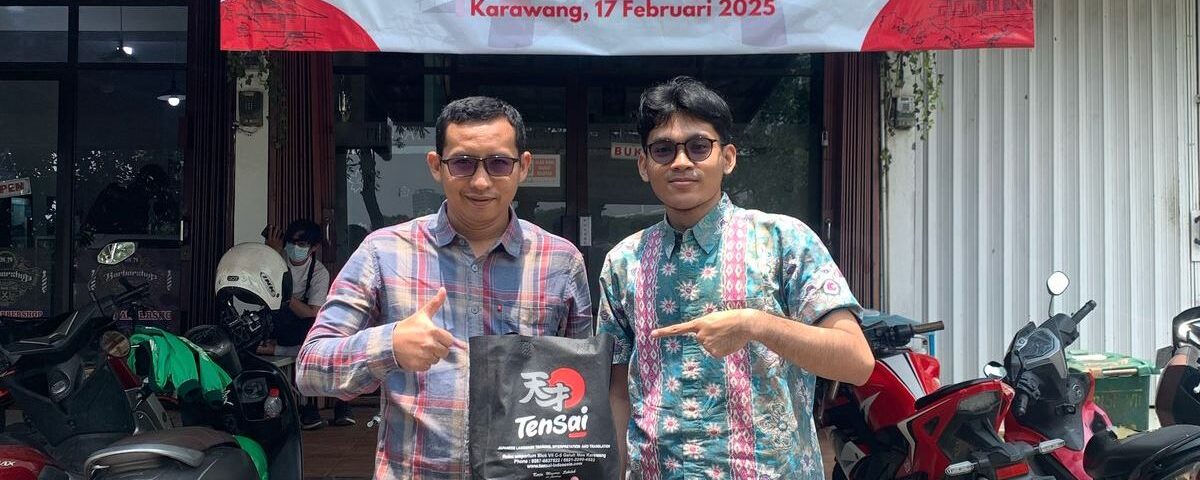 Dua peserta berfoto di depan banner penyambutan training bahasa dan budaya Jepang untuk PT Astra Daihatsu Motor di Tensai Indonesia, Karawang.