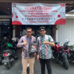 Dua peserta berfoto di depan banner penyambutan training bahasa dan budaya Jepang untuk PT Astra Daihatsu Motor di Tensai Indonesia, Karawang.