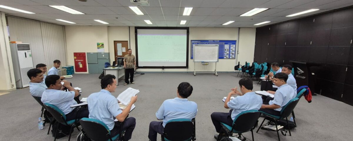 Suasana kelas pelatihan bahasa Jepang untuk karyawan industri dalam program ICT, dengan pengajar dari Tensai Indonesia menyampaikan materi di depan kelas.