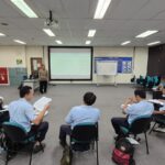 Suasana kelas pelatihan bahasa Jepang untuk karyawan industri dalam program ICT, dengan pengajar dari Tensai Indonesia menyampaikan materi di depan kelas.