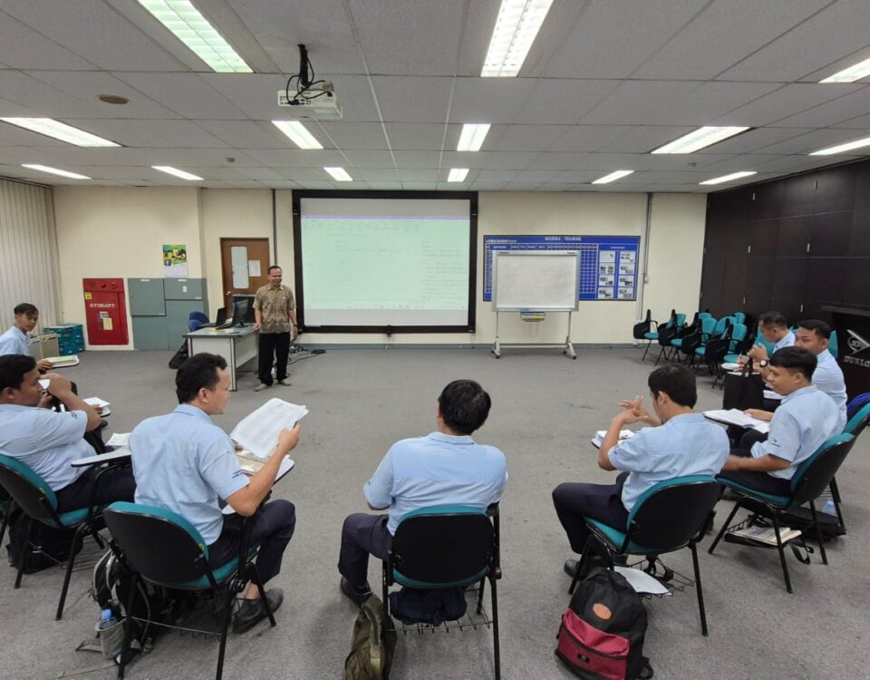 Suasana kelas pelatihan bahasa Jepang untuk karyawan industri dalam program ICT, dengan pengajar dari Tensai Indonesia menyampaikan materi di depan kelas.