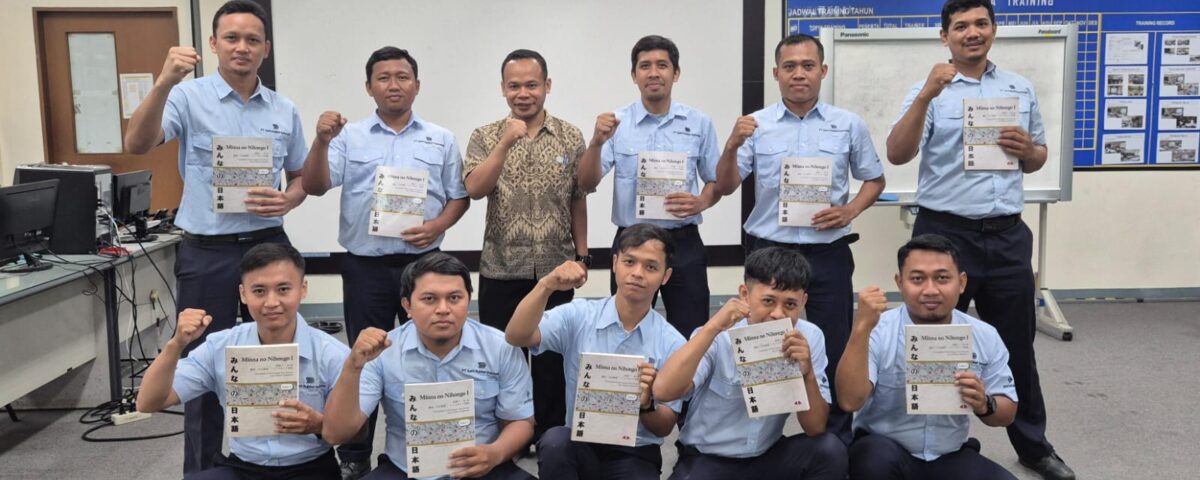 Peserta pelatihan bahasa Jepang dari sektor industri berpose dengan buku pelajaran “Minna no Nihongo” setelah menyelesaikan kelas ICT bersama Tensai Indonesia.