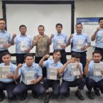 Peserta pelatihan bahasa Jepang dari sektor industri berpose dengan buku pelajaran “Minna no Nihongo” setelah menyelesaikan kelas ICT bersama Tensai Indonesia.