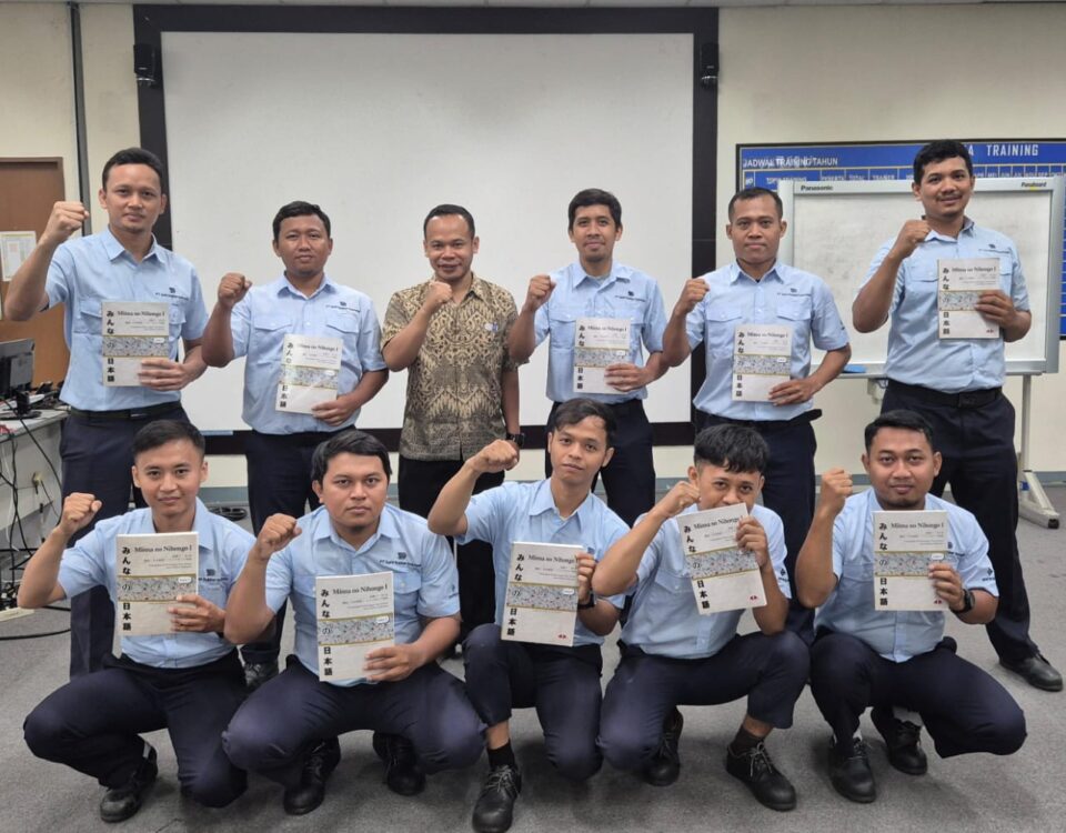 Peserta pelatihan bahasa Jepang dari sektor industri berpose dengan buku pelajaran “Minna no Nihongo” setelah menyelesaikan kelas ICT bersama Tensai Indonesia.