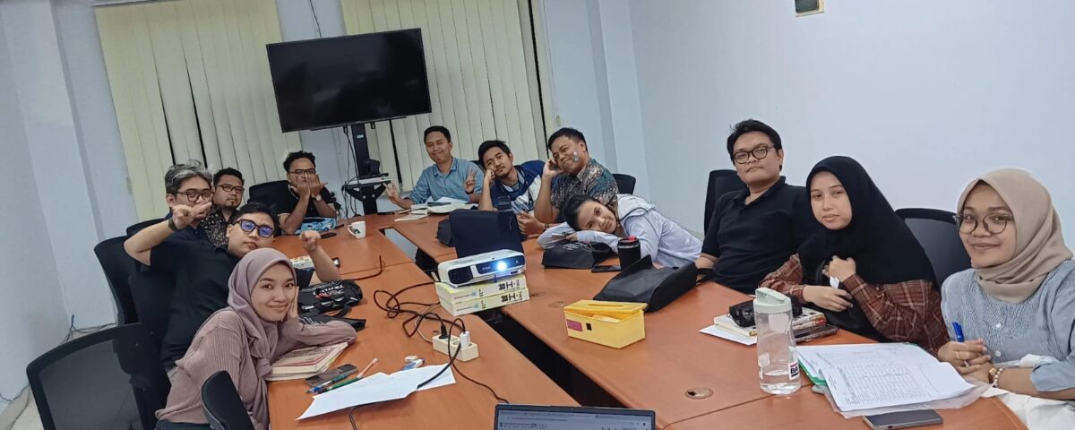 Peserta pelatihan bahasa Jepang di perusahaan berpose bersama di ruang rapat setelah mengikuti sesi pembelajaran in house.