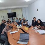 Peserta pelatihan bahasa Jepang di perusahaan berpose bersama di ruang rapat setelah mengikuti sesi pembelajaran in house.