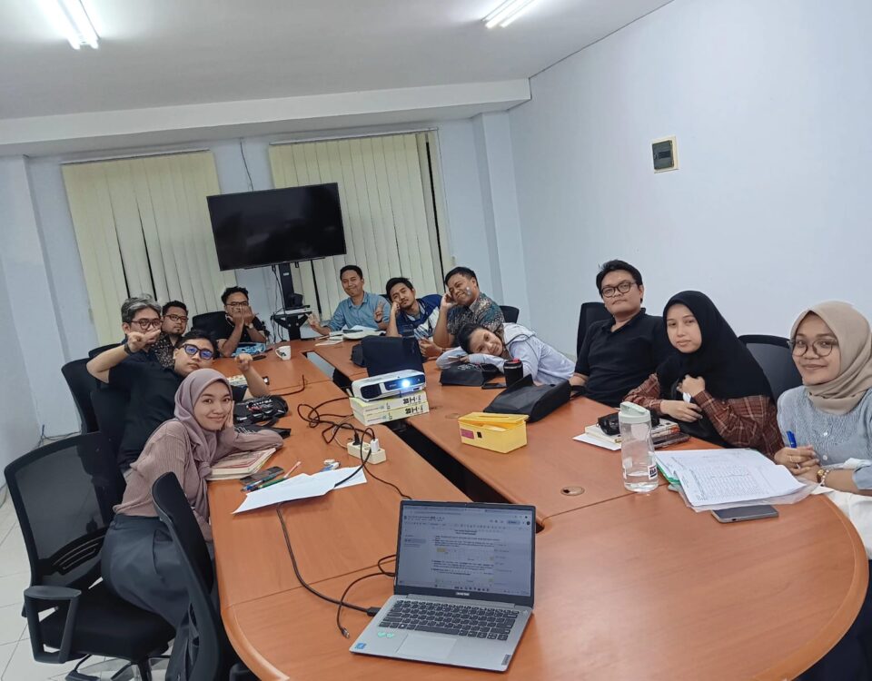 Peserta pelatihan bahasa Jepang di perusahaan berpose bersama di ruang rapat setelah mengikuti sesi pembelajaran in house.