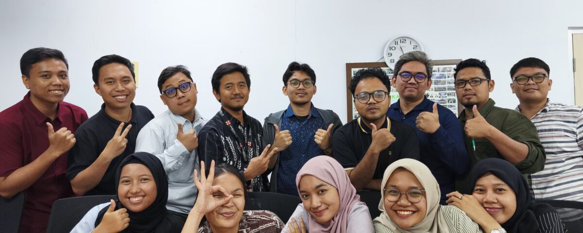 Foto grup peserta kursus bahasa Jepang di lingkungan kerja, berpose ceria bersama setelah menyelesaikan sesi pelatihan.
