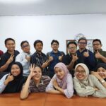 Foto grup peserta kursus bahasa Jepang di lingkungan kerja, berpose ceria bersama setelah menyelesaikan sesi pelatihan.