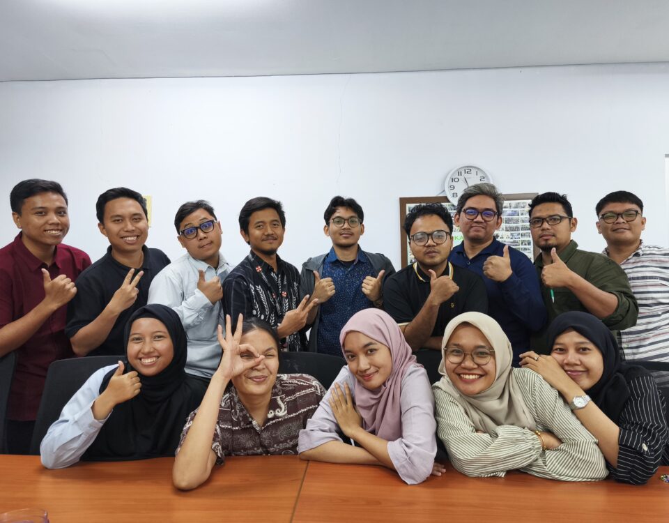 Foto grup peserta kursus bahasa Jepang di lingkungan kerja, berpose ceria bersama setelah menyelesaikan sesi pelatihan.