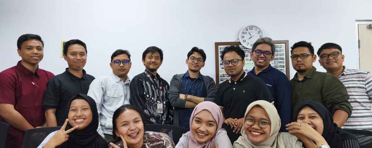 Peserta pelatihan bahasa Jepang tim korporat berfoto bersama di ruang pelatihan, menunjukkan semangat dan kekompakan usai sesi pelatihan.