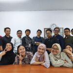 Peserta pelatihan bahasa Jepang tim korporat berfoto bersama di ruang pelatihan, menunjukkan semangat dan kekompakan usai sesi pelatihan.